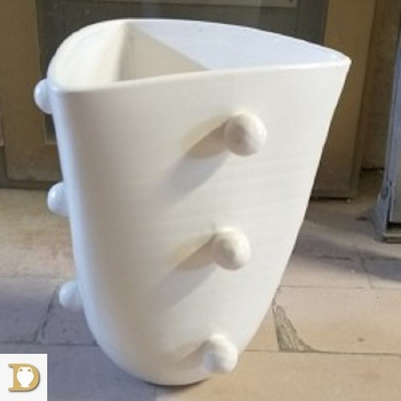 vaso alto triangolare con sfere bianco